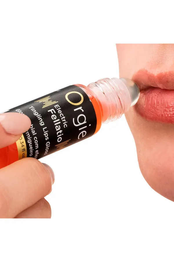 Application du gloss roll-on Orgie Electric Fellatio sur les lèvres