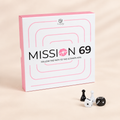 Boîte du jeu coquin Mission 69 Secret Play avec pions et dés, sur fond crème