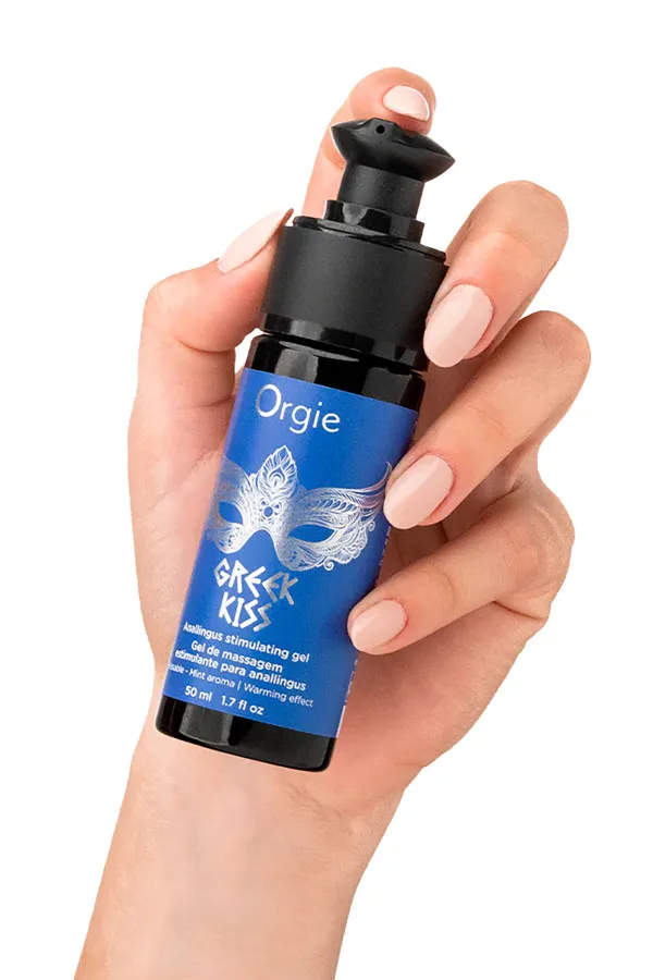 Flacon pompe Orgie Greek Kiss 50 ml tenu en main