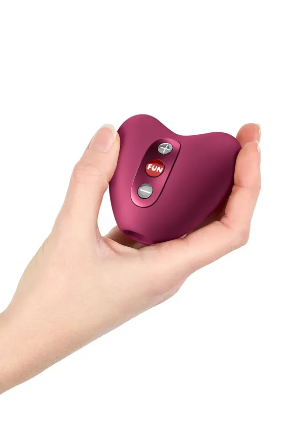 Stimulateur Libera bordeaux tenu dans une main montrant son format compact