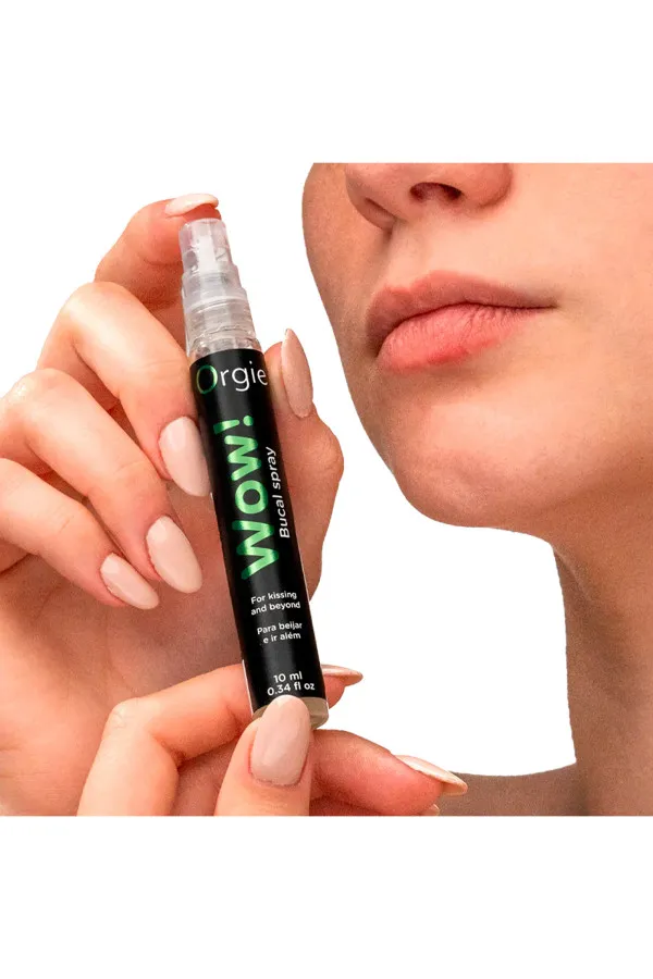 Spray buccal Orgie Wow! tenu près des lèvres